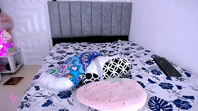 Snapshot of nataly_red chatting on 02.14.25 nataly red online show from 02.14.25