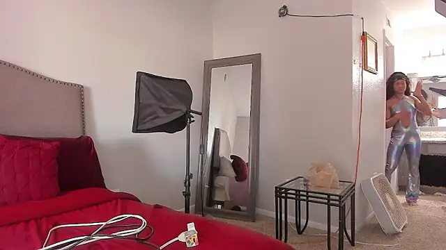 yiauana online show from 04.14.26