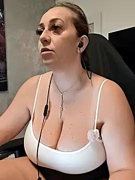 AvaLloyd online show from 10.05.25