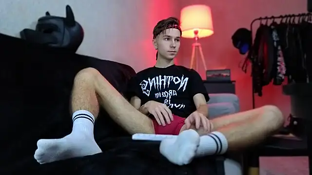 Joseph  Quinn online show from 12.03.25