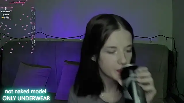 Snapshot of Miya_Dream_UKR chatting on 12.18.24 Miya Dream UKR online show from 12.18.24