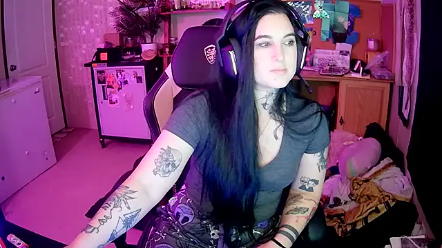 Snapshot of ferocityflame chatting on 11.10.25 ferocityflame online show from 11.10.25