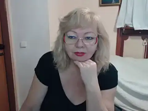 Snapshot of EvelynLoveShy chatting on 12.25.24 EvelynLoveShy online show from 12.25.24