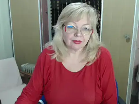 Snapshot of EvelynLoveShy chatting on 12.29.24 EvelynLoveShy online show from 12.29.24