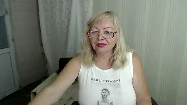Snapshot of EvelynLoveShy chatting on 09.26.25 EvelynLoveShy online show from 09.26.25