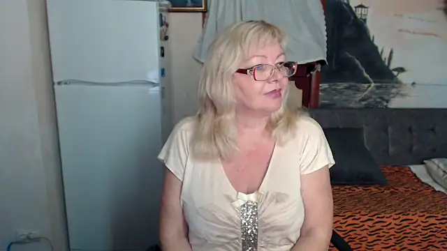 Snapshot of EvelynLoveShy chatting on 10.09.25 EvelynLoveShy online show from 10.09.25