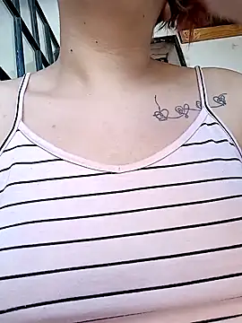 Snapshot of ConeNella chatting on 01.05.25 ConeNella online show from 01.05.25