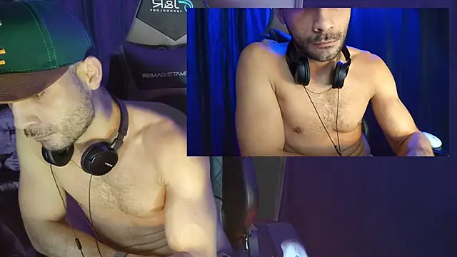 Snapshot of sexyboycolombi4 chatting on 02.13.25 sexyboycolombi4 online show from 02.13.25
