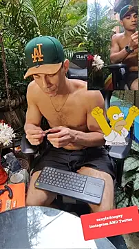 Snapshot of sexyboycolombi4 chatting on 02.15.25 sexyboycolombi4 online show from 02.15.25