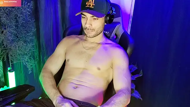 Snapshot of sexyboycolombi4 chatting on 03.17.25 sexyboycolombi4 online show from 03.17.25