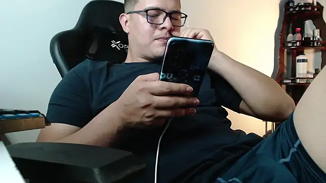 Snapshot of Plug_Control chatting on 02.27.26 Plug Control online show from 02.27.26