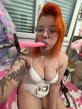 Snapshot of LaskaLeRoomba chatting on 04.26.26 LaskaLeRoomba online show from 04.26.26