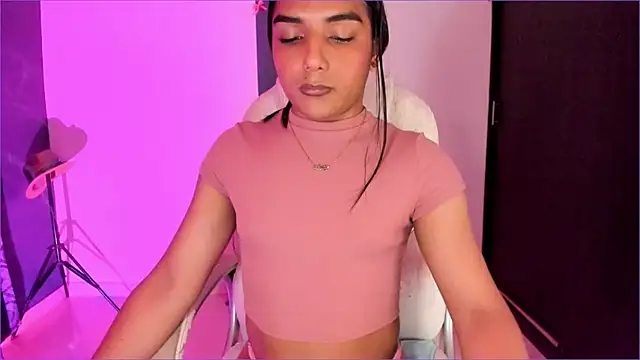 Snapshot of CandyLatinHott chatting on 10.21.25 CandyLatinHott online show from 10.21.25