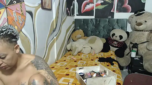 manzanahot9 online show from 11.18.25