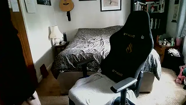 Snapshot of Hairy_Guy30 chatting on 10.17.25 Hairy Guy30 online show from 10.17.25