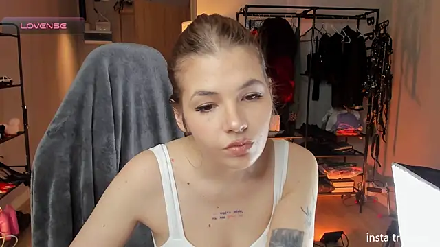 AnnaTrueno online show from 10.03.25