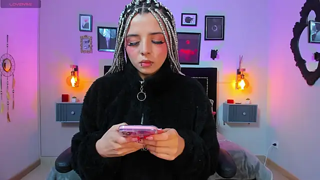 Charlotte  Benett online show from 11.10.25