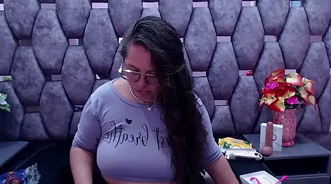 Snapshot of SaraThomso chatting on 12.15.24 SaraThomso online show from 12.15.24