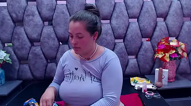 Snapshot of SaraThomso chatting on 12.15.24 SaraThomso online show from 12.15.24