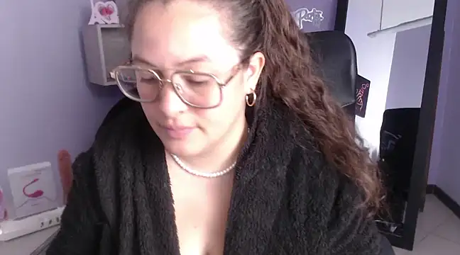 Snapshot of SaraThomso chatting on 12.30.24 SaraThomso online show from 12.30.24