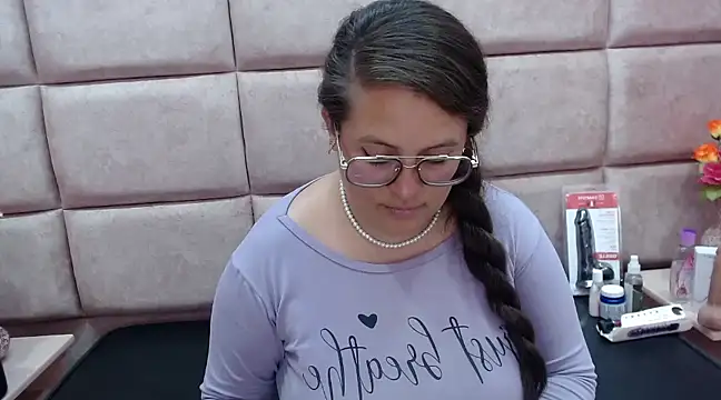 Snapshot of SaraThomso chatting on 02.09.25 SaraThomso online show from 02.09.25