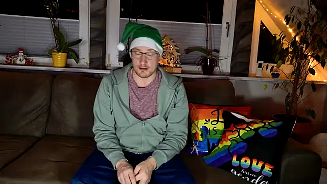 Snapshot of Relsxboy chatting on 12.13.24 Relsxboy online show from 12.13.24