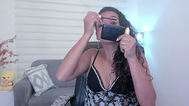 Snapshot of leslyflorez chatting on 12.14.24 leslyflorez online show from 12.14.24