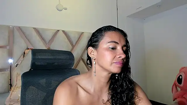 Snapshot of leslyflorez chatting on 01.15.25 leslyflorez online show from 01.15.25