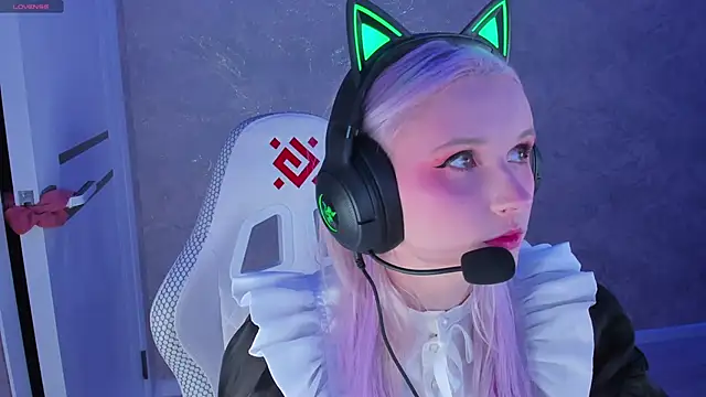 Snapshot of SweeteRose_Royce chatting on 01.03.25 SweeteRose Royce online show from 01.03.25