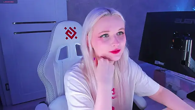 Snapshot of SweeteRose_Royce chatting on 01.18.25 SweeteRose Royce online show from 01.18.25