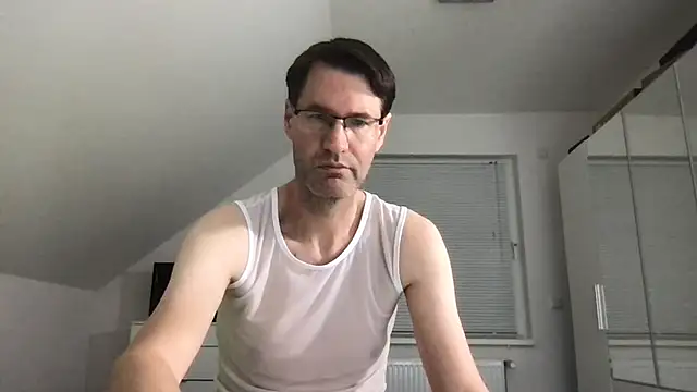 Snapshot of zxzx_cam1 chatting on 10.19.25 zxzx cam1 online show from 10.19.25