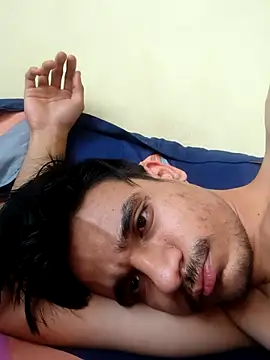 Snapshot of yashzae chatting on 11.08.25 yashzae online show from 11.08.25