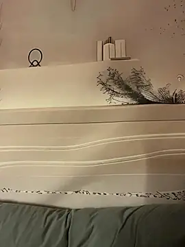 Snapshot of Eliza-E chatting on 01.12.26 Eliza-E online show from 01.12.26