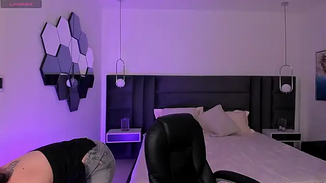 ViolettHansson online show from 10.17.25