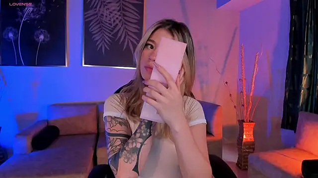 ViolettHansson online show from 12.17.25