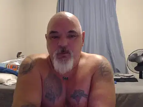 Snapshot of Newfiesausage1972 chatting on 12.31.24 Newfiesausage1972 online show from 12.31.24