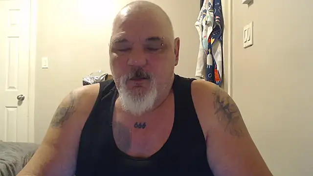 Snapshot of Newfiesausage1972 chatting on 02.18.25 Newfiesausage1972 online show from 02.18.25