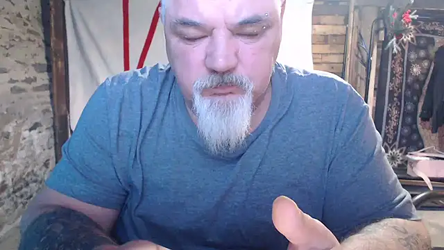 Newfiesausage1972 online show from 02.02.26