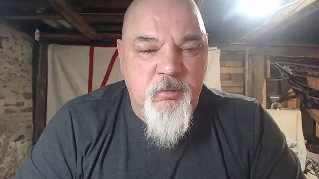 Newfiesausage1972 online show from 03.02.26