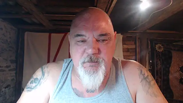 Newfiesausage1972 online show from 04.06.26