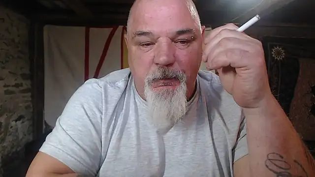 Newfiesausage1972 online show from 04.08.26