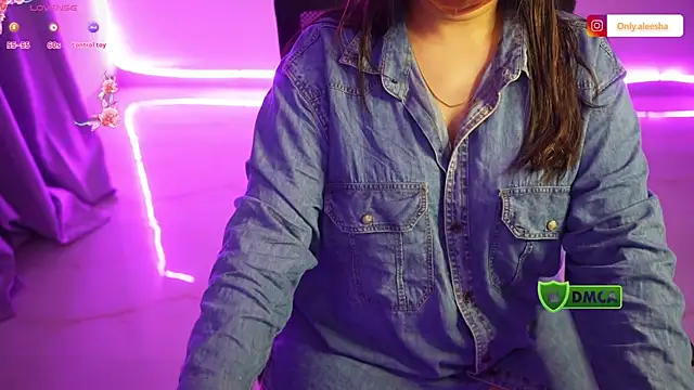 Snapshot of only_aleesha chatting on 10.18.25 only aleesha online show from 10.18.25
