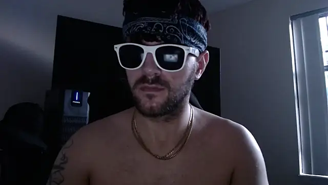 Snapshot of jonnybans chatting on 10.04.25 jonnybans online show from 10.04.25