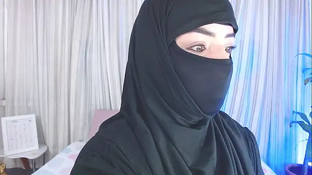 Snapshot of Uzra_hayed chatting on 10.04.25 Uzra hayed online show from 10.04.25