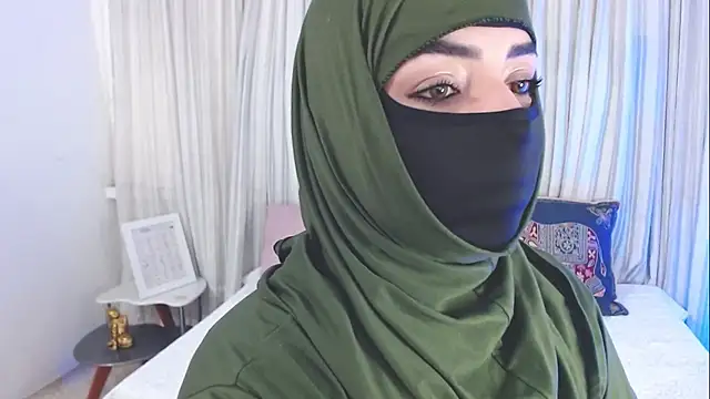 Snapshot of Uzra_hayed chatting on 10.09.25 Uzra hayed online show from 10.09.25