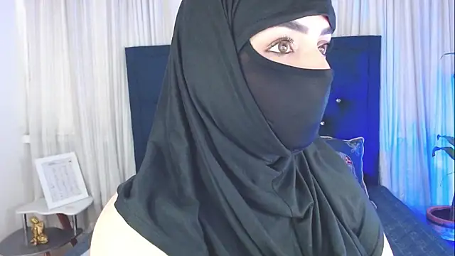 Snapshot of Uzra_hayed chatting on 10.30.25 Uzra hayed online show from 10.30.25