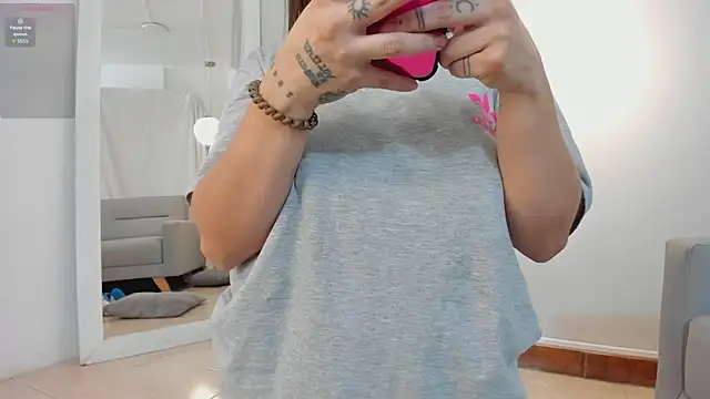 Snapshot of MiaSalaz chatting on 10.23.25 MiaSalaz online show from 10.23.25