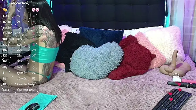 Hanna horny  online show from 12.18.25