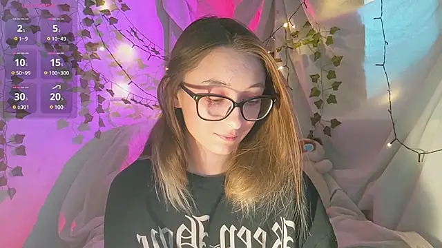 Snapshot of monlight__dana chatting on 12.04.24 monlight dana online show from 12.04.24