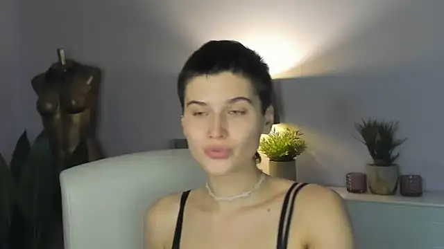 Snapshot of sarah_perfect chatting on 10.19.25 sarah perfect online show from 10.19.25